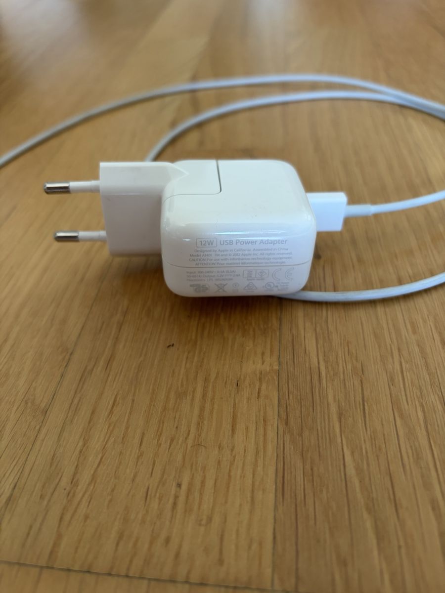 Apple Ladegeräte: Apple USB Charger 12 W + Lightning Cable – Gebraucht aus Regensdorf von WetTowel42