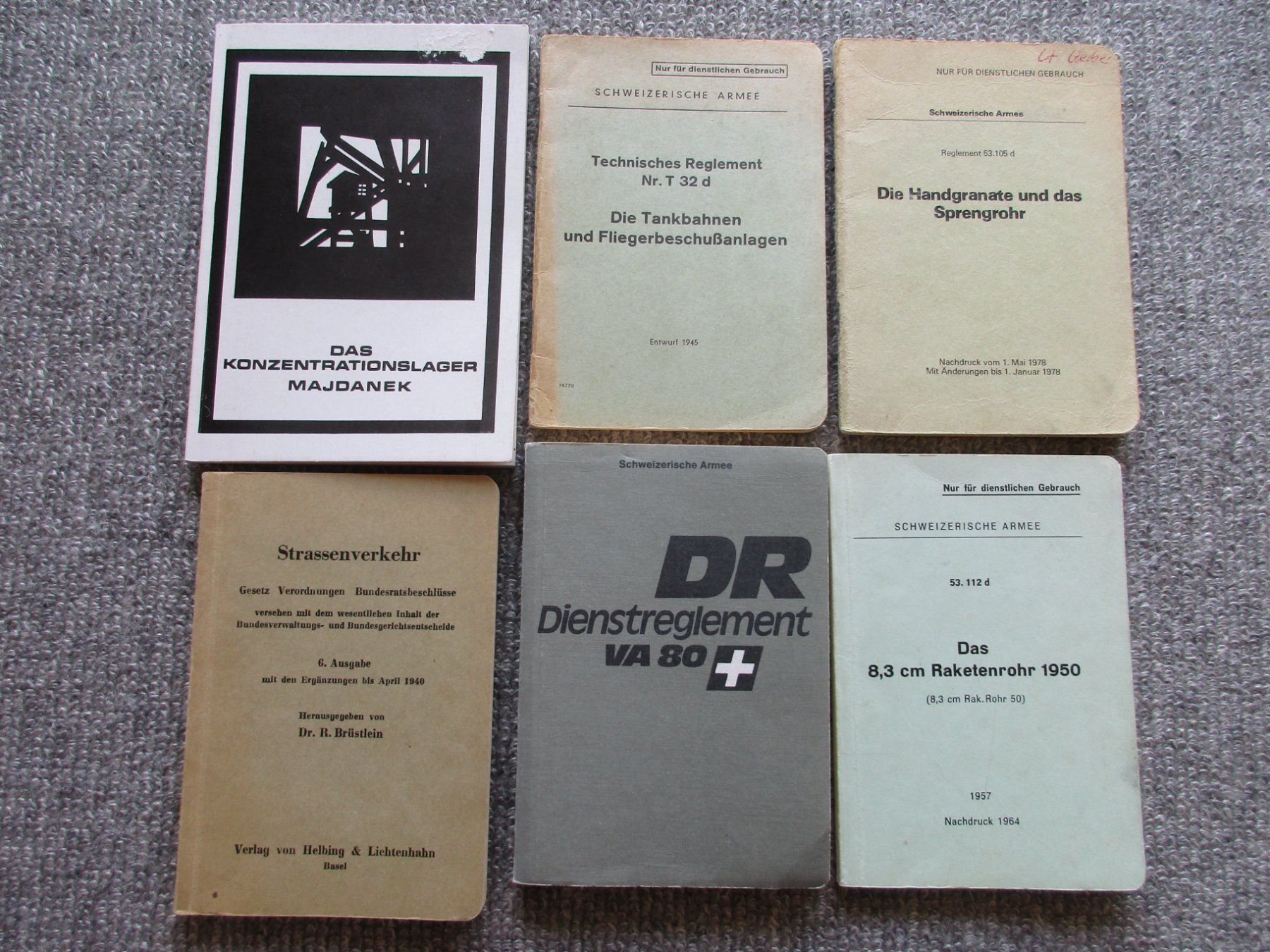 Libri: 5 Reglemente der Schweizer-Armee + 1 Büchlein "Majdanek" – Usato da Schafisheim venduto da reno007