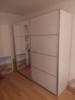 Schöner Ikea-Kleiderschrank mit Schiebetüren 