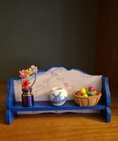 schönes Regal mit Zubehör fürs Puppenhaus/Puppenstube 
