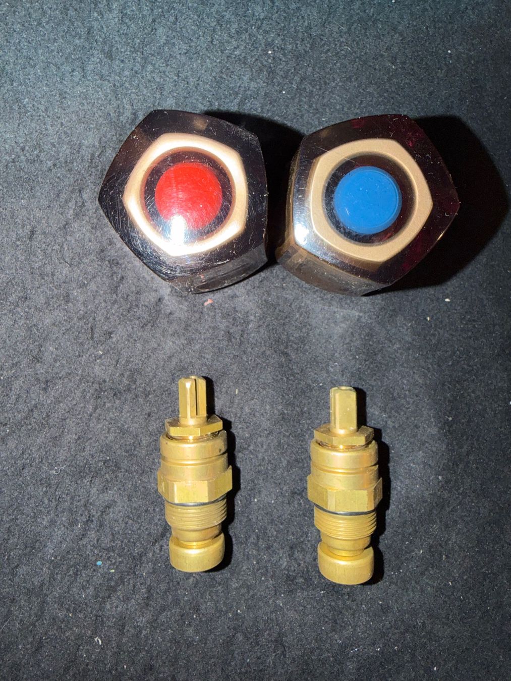Rubinetteria: Wasserhahn Griffe und Ventile Set Messing gebraucht – Nuovo (secondo la descrizione) da Niederrohrdorf venduto da ledergerber 1