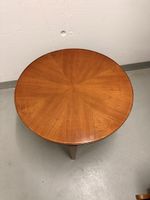 Tisch aus Holz