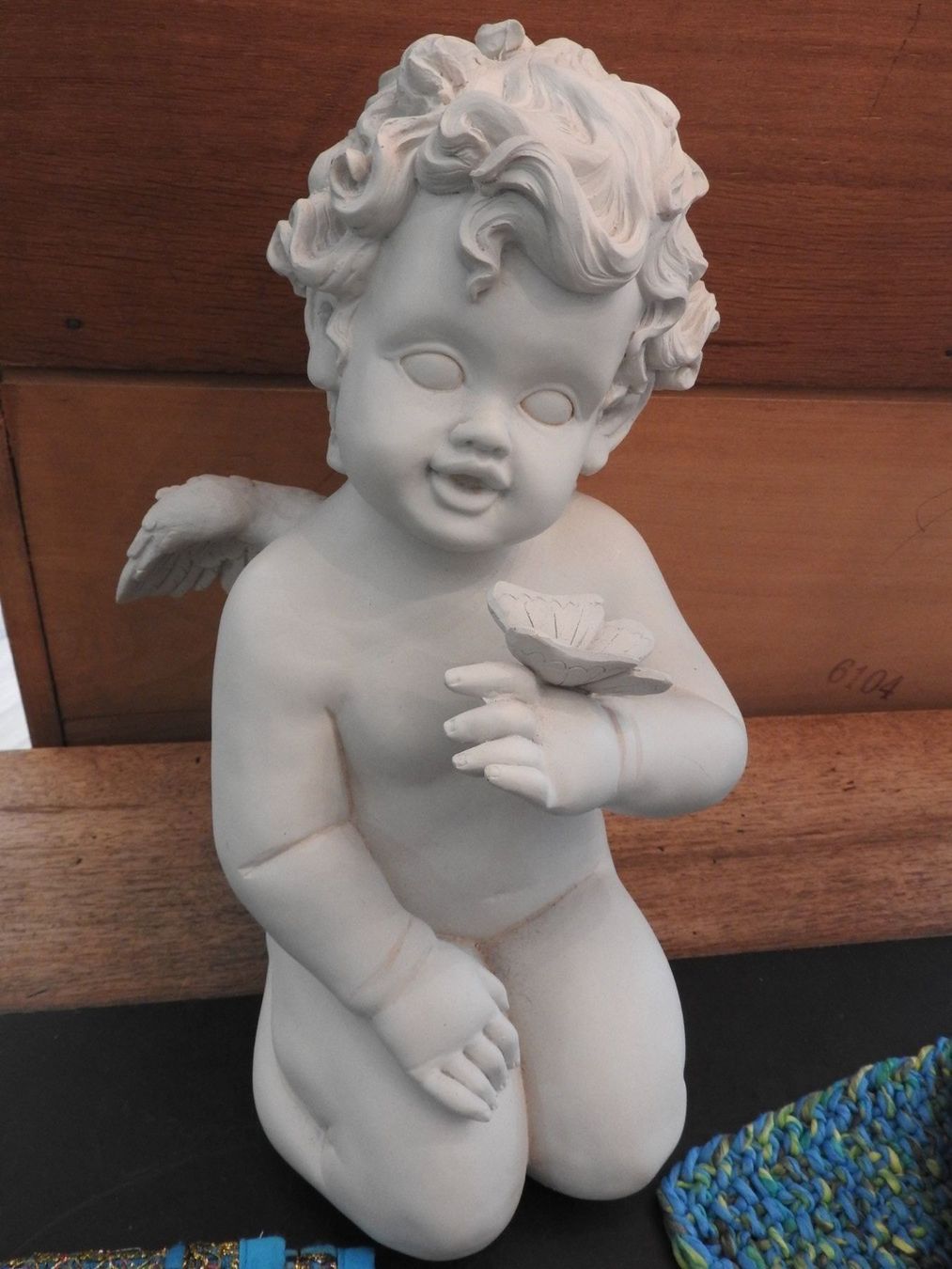 Statuette: Grosser Engel / Putto mit Schmetterling – Usato da Stetten AG venduto da Brissago25 1