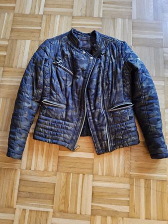 Guess Steppjacke im Camouflage-Look, Grösse XS, Neuwertig