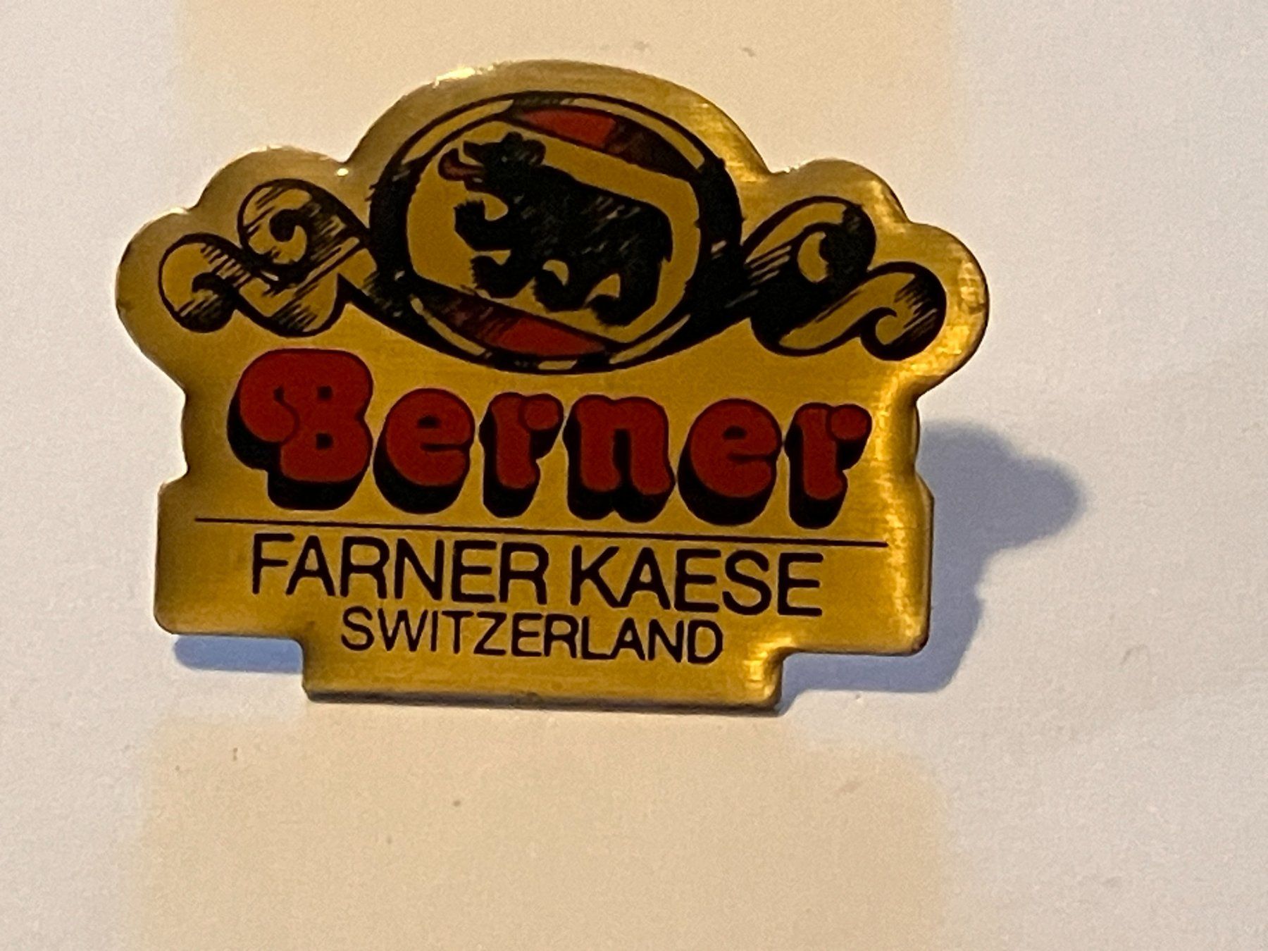 Placchette & Badge: 1 Pin Berner Farner Käse Switzerland – Usato da Basel venduto da djwwpp