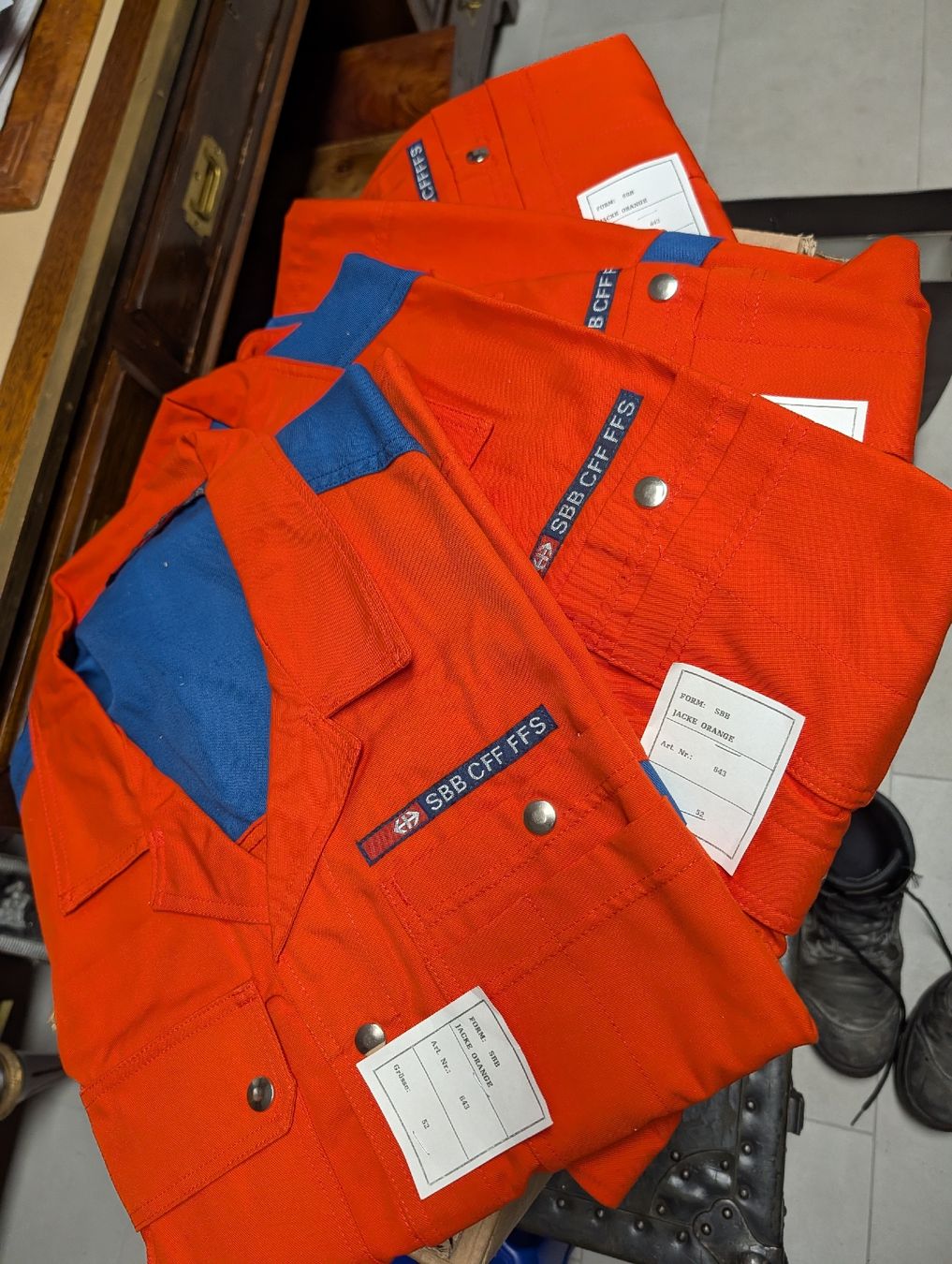 SBB/CFF/FFS Uniformen: SBB CFF Lot de 3 haut de travail – Neu (gemäss Beschreibung) aus La Place (Ayent) von s4c4 1