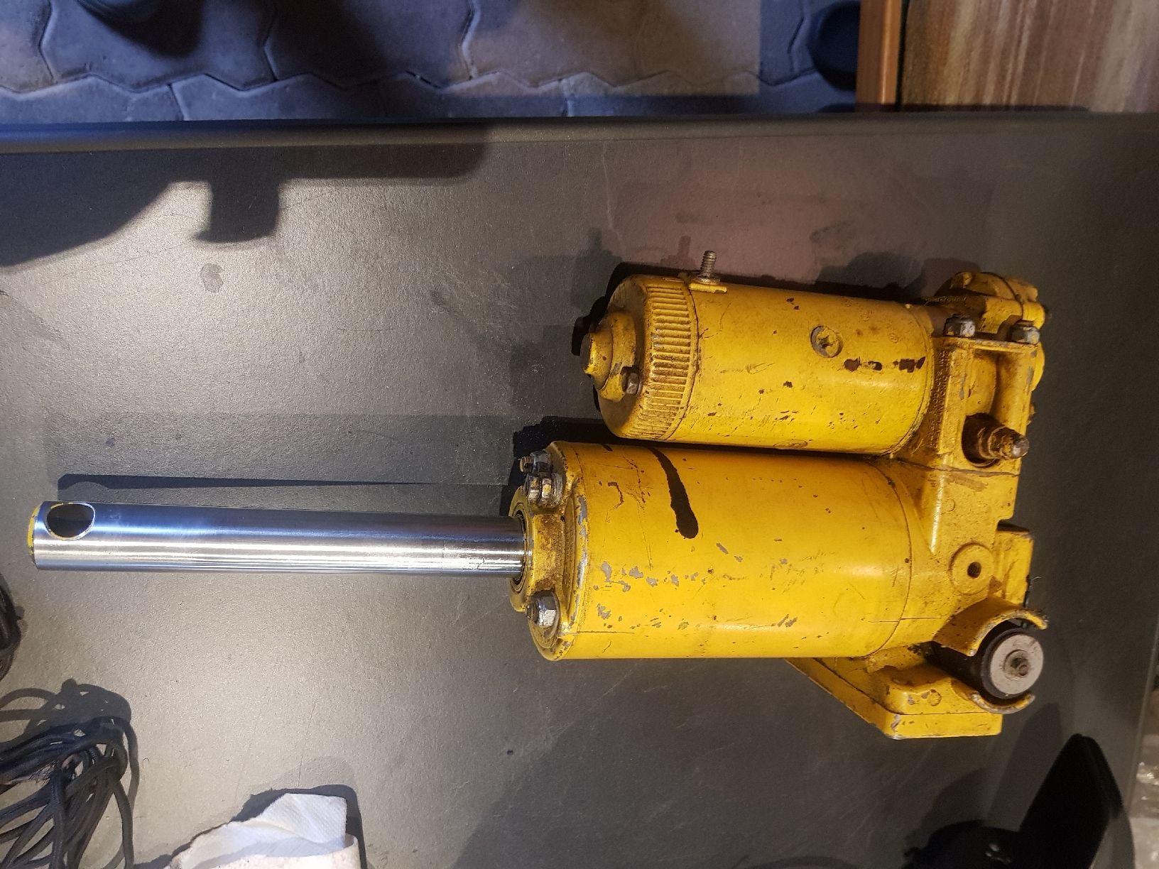 Altri prodotti elettronici: Hydraulikzylinder – Usato da Dietwil venduto da mb54 2