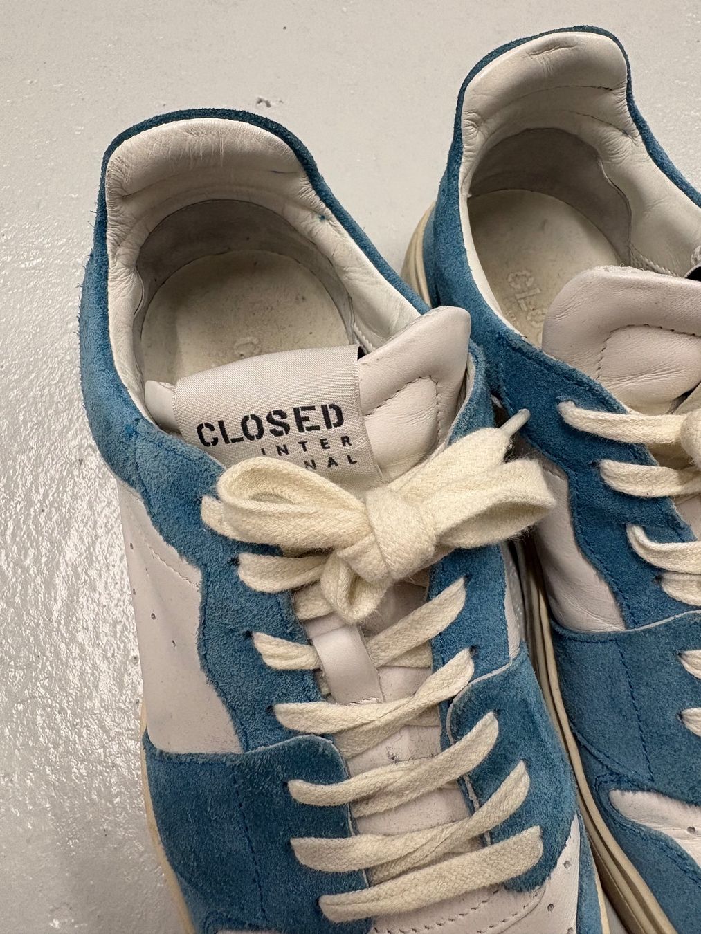 Closed Scarpe da donna: CLOSED Sneaker weiss/blau Leder/Wildleder Gr. 40 – Usato da Regensdorf venduto da secondchancefashion 7