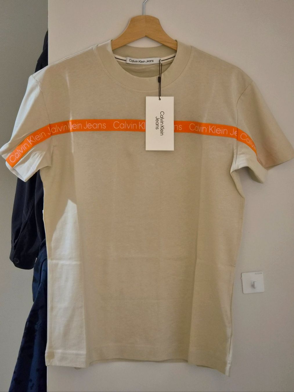 Calvin Klein T-Shirts: Beiges Calvin Klein T-Shirt – Neu und originalverpackt aus Zürich von New_username 1