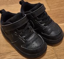 Schwarze Nike Kinderschuhe mit Klettverschluss, Grösse 23.5