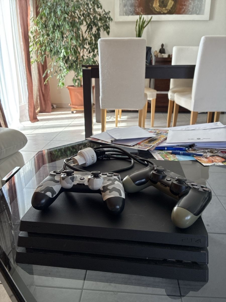 Sony Console: Consoles PlayStation 4 Pro avec 2 manettes et câbles – Usato da Semsales venduto da eme_gf9j