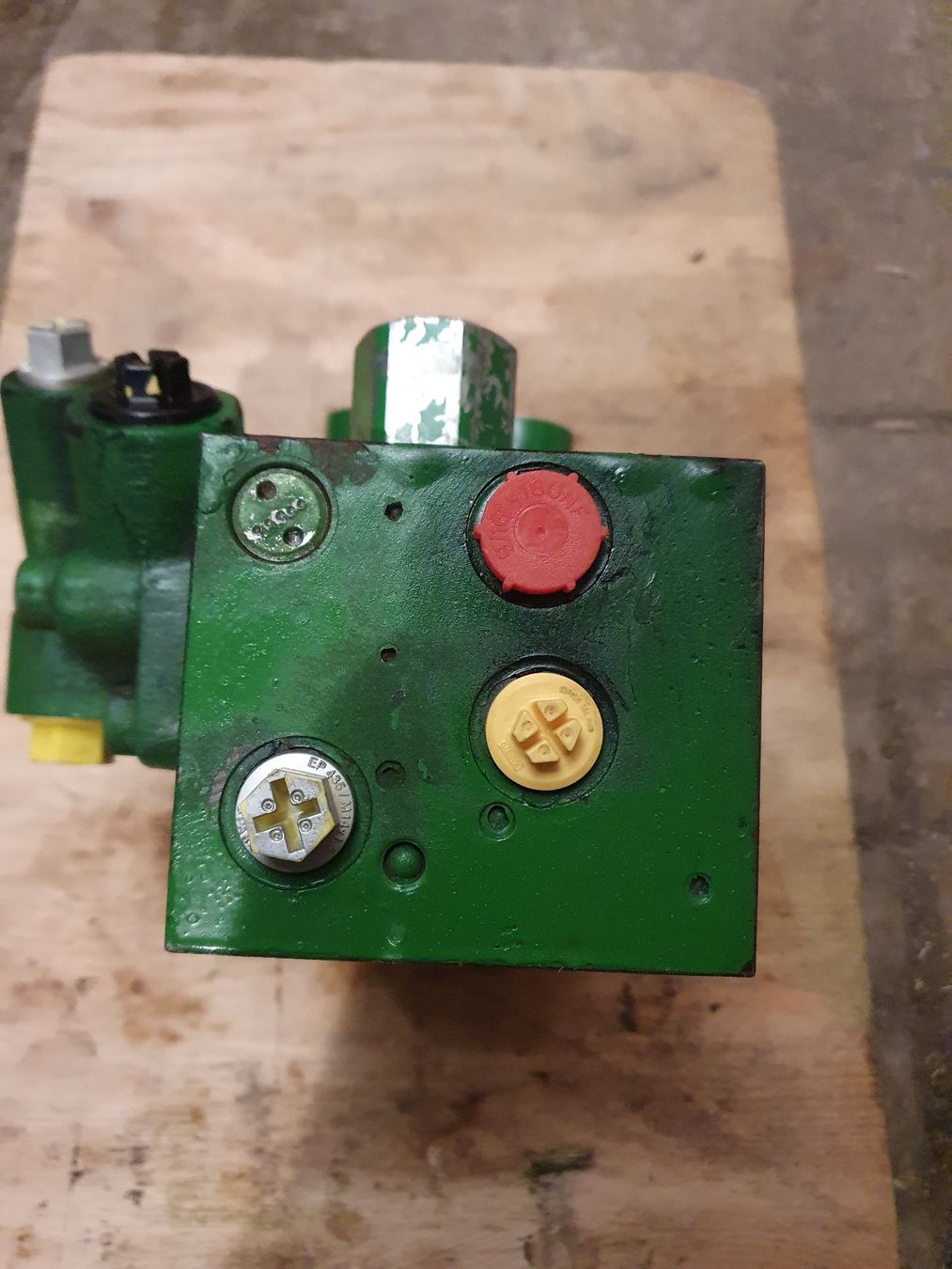 John Deere Trattori: John Deere Vorderachsfederung Ventilblock – Usato da Guntmadingen venduto da H345 4