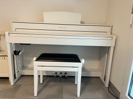 Digital Piano Yamaha mit Bank und Kopfhoerern Weiss