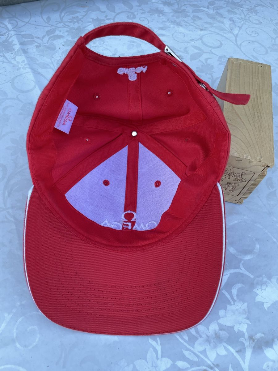 Copricapi, berretti & cappellini: Casquette Oméga rouge – Usato da Biel/Bienne venduto da Galaq 1