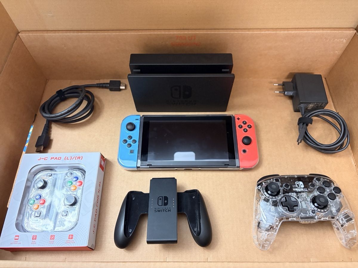 Nintendo Konsolen: Nintendo Switch Konsole mit Zubehör 1/2 – Gebraucht aus Lupsingen von quirli.k