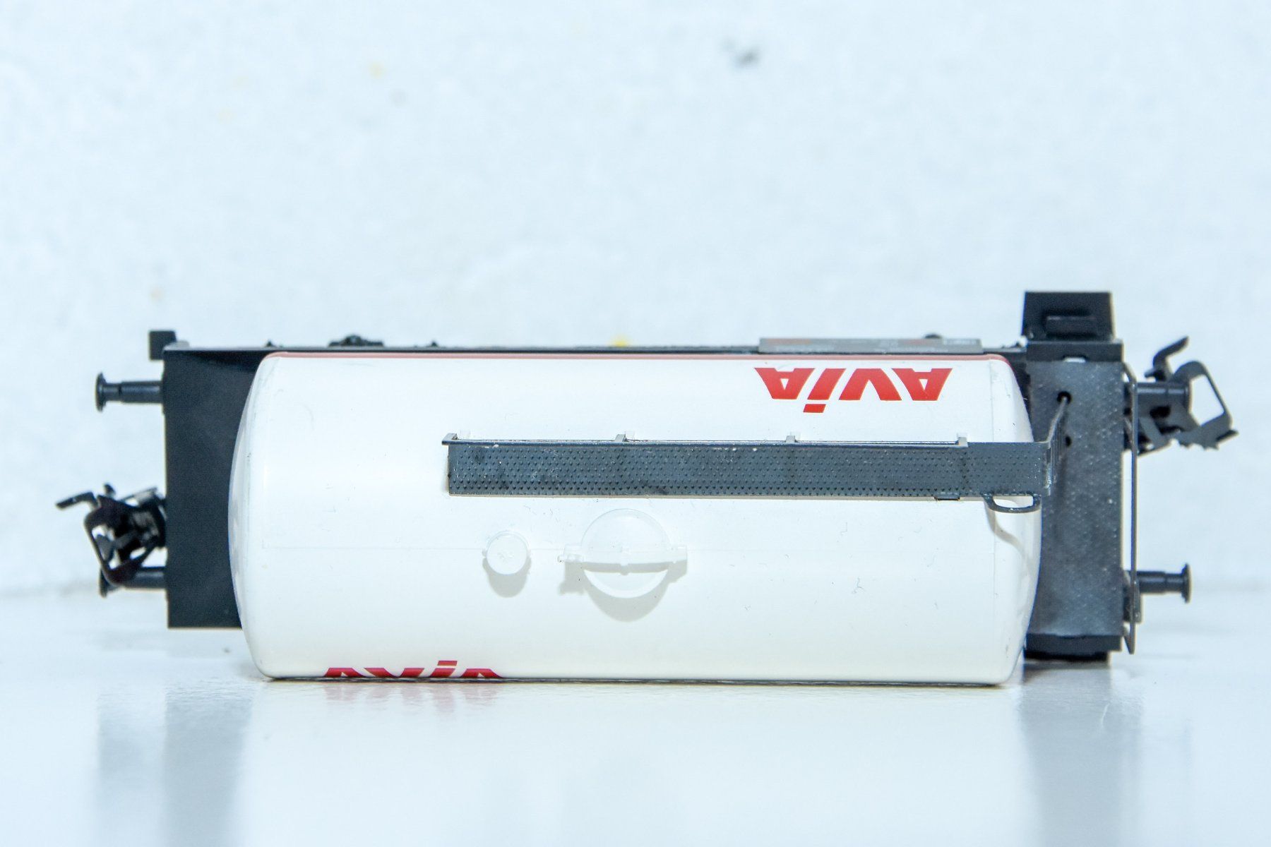 Märklin Modellini di ferrovie: Märklin - Wagon citerne Avia – Usato da Belmont-sur-Yverdon venduto da bichet02 3