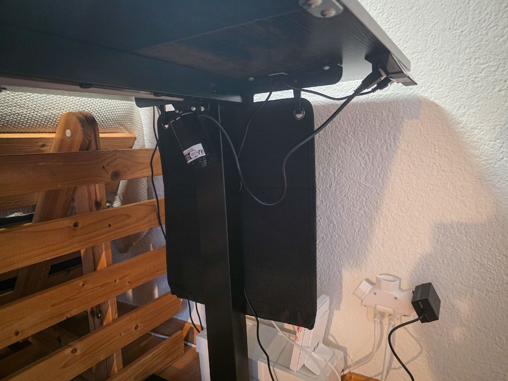 Bureaux: Standing desk dark wood effect, black metal base – D'occasion à Baden par happybrain01 3