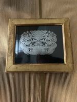 Découpage suisse sous cadre doré, décor champêtre