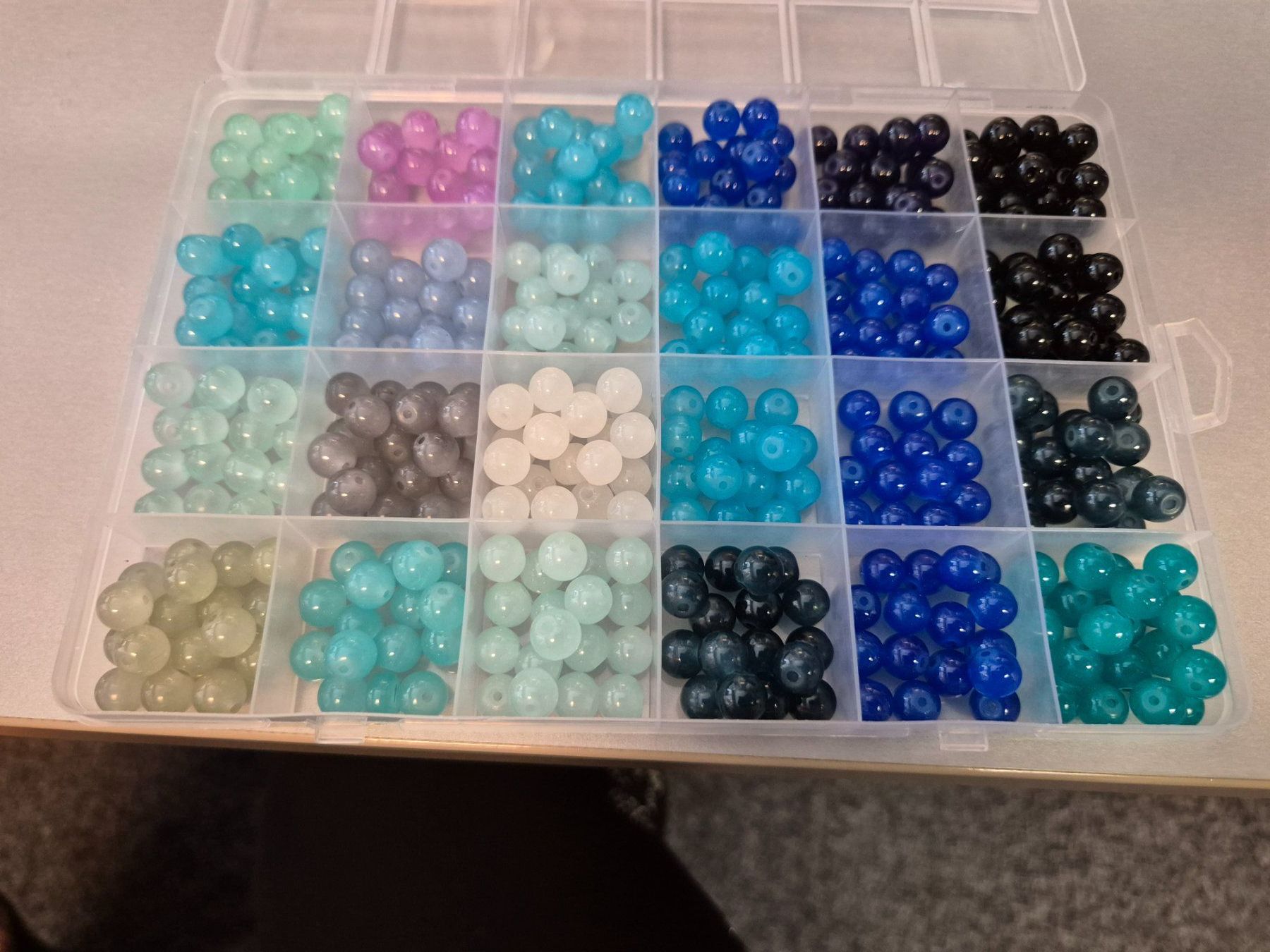 Perle (finte): 1 Box mit 24 Farben Glasperlen – Nuovo (secondo la descrizione) da Läufelfingen venduto da Netti04