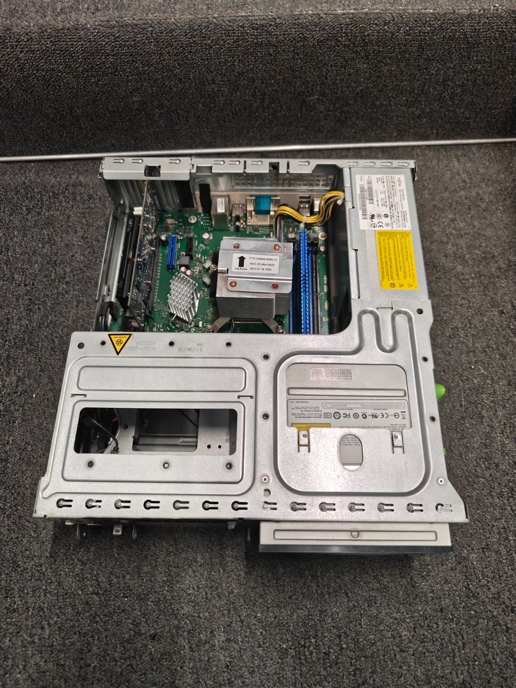 Fujitsu Server: Fujitsu Primergy MX130 – Bastler-PC / Server-Basis – Difettoso da Sargans venduto da NewLifeForGPUs