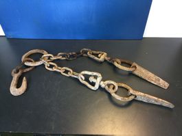 Antike schwere rostige Eisen Kette mit Wirbeln und Bissen