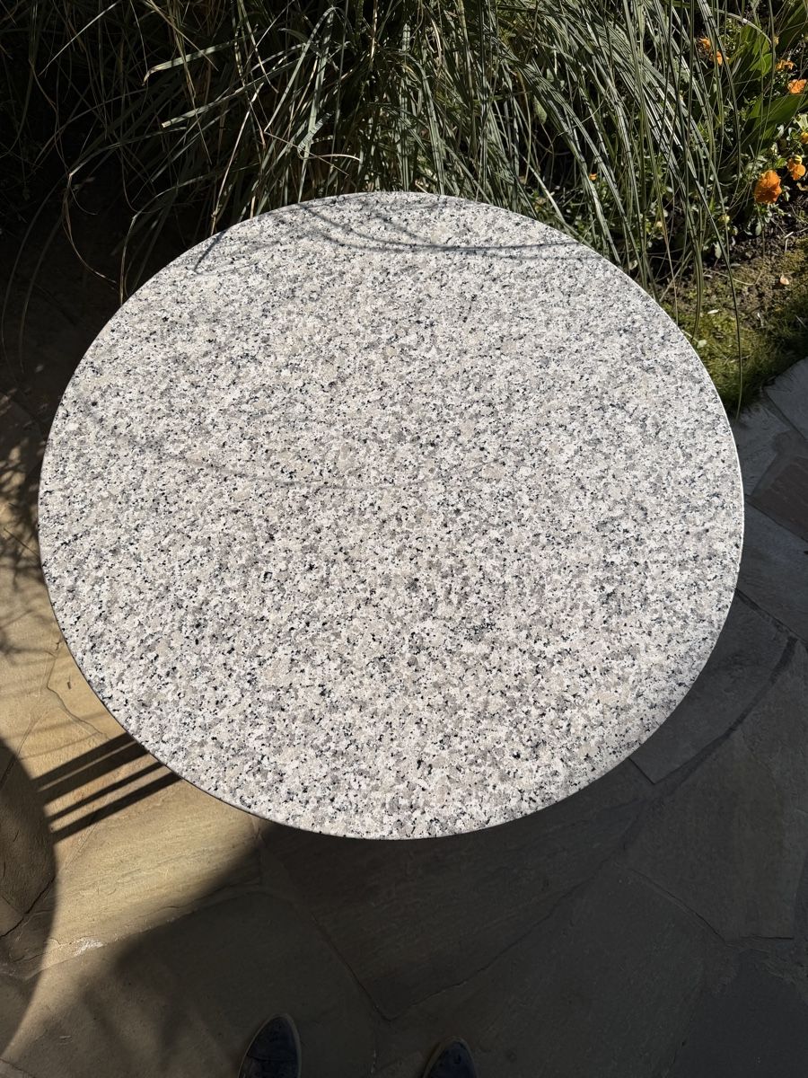 Tavoli: Petite table ronde dessus marbre – Nuovo (secondo la descrizione) da Genève venduto da flocon06 1