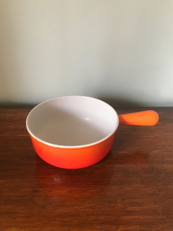 Le Creuset Vintage Fondue Set With Matching Plates