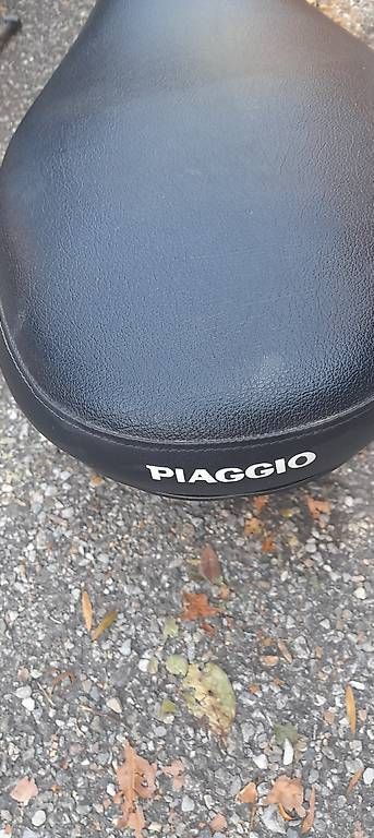 Piaggio Tutti pezzi di ricambio per scooter: Sedile Piaggio Fly 125 anno 2017 – Usato da Savosa venduto da VIR66. 1