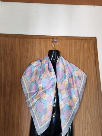 Foulard en soie 100% motif géométrique multicolore 