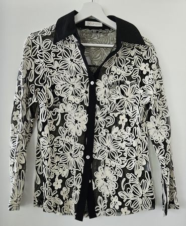 Aussergewöhnliche Bluse mit 3D-Effekt