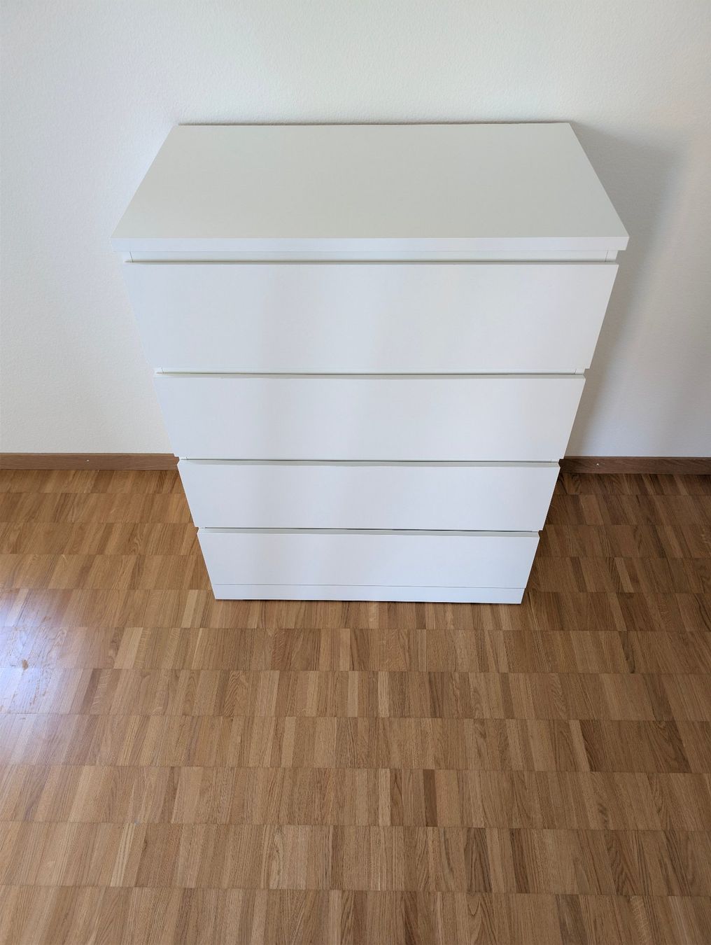 Ikea Cassettiere: IKEA MALM Kommode weiss mit 4 Schubladen – Usato da Winterthur venduto da viktor_f