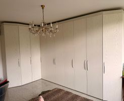 Grosser Eckkleiderschrank in Weiss Holzoptik gebraucht