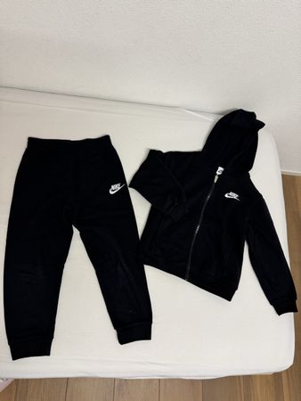 Nike Trainingsanzug schwarz Grösse 116in gutem Zustand