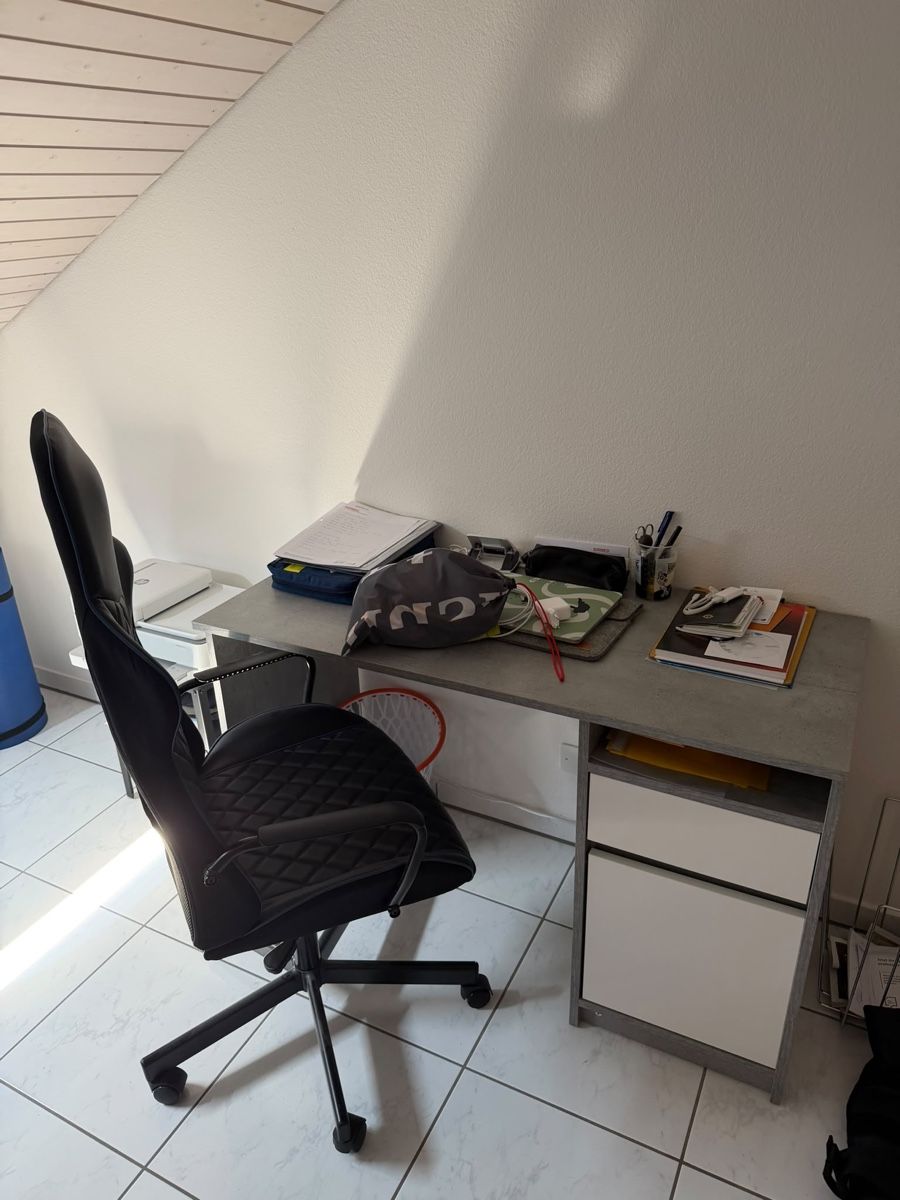 Schreibtische: Bürotisch mit Stuhl – Gebraucht aus Wolhusen von oli_pgd5