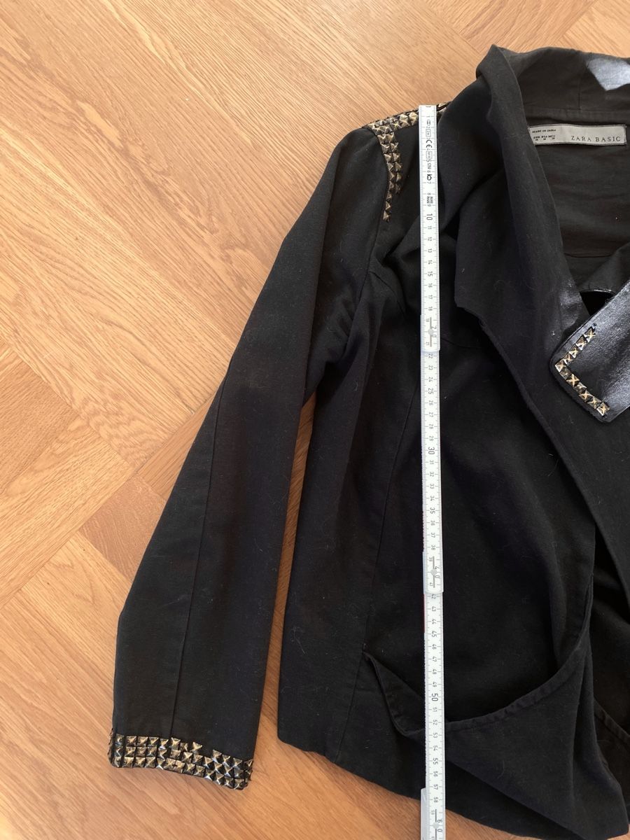 Zara Giacche: Schwarze Zara Basic Jacke mit Nieten, Grösse M – Usato da Zürich venduto da blancali 3