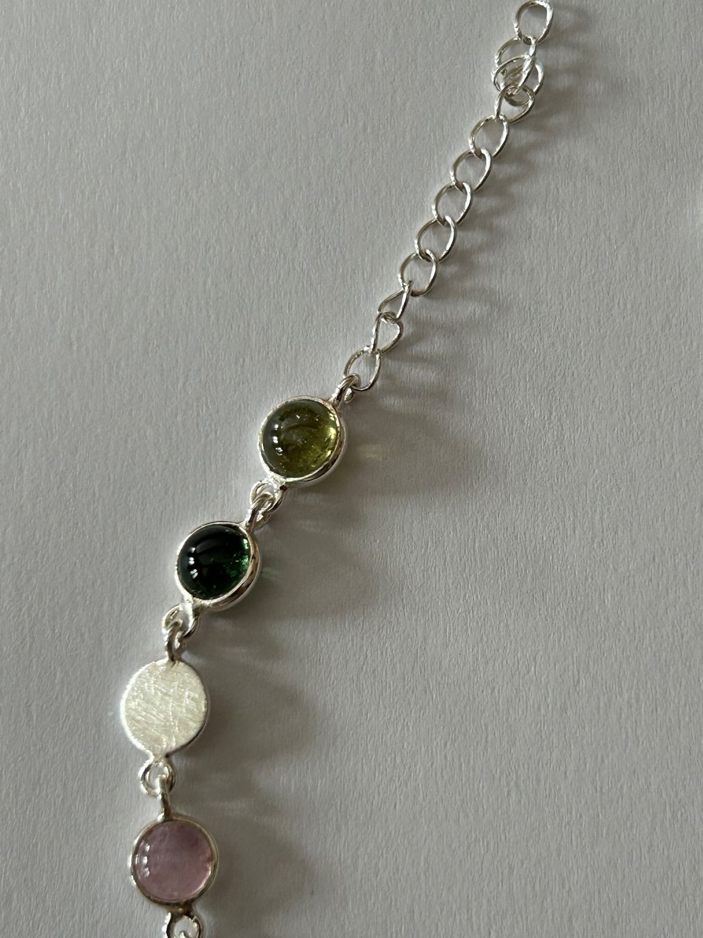 Bracciali & Braccialetti: Armband aus Sterling Silber, Turmalin gemischt – Nuovo e nell'imballaggio originale da Innertkirchen venduto da Glatthard-Interior 1