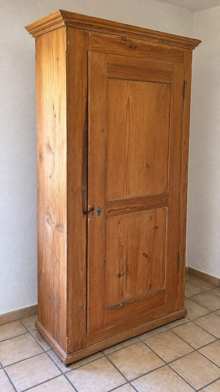 Armadi: Alter eintüriger Holzschrank mit Karofutter – Usato da Winterthur venduto da pie_p66f 1