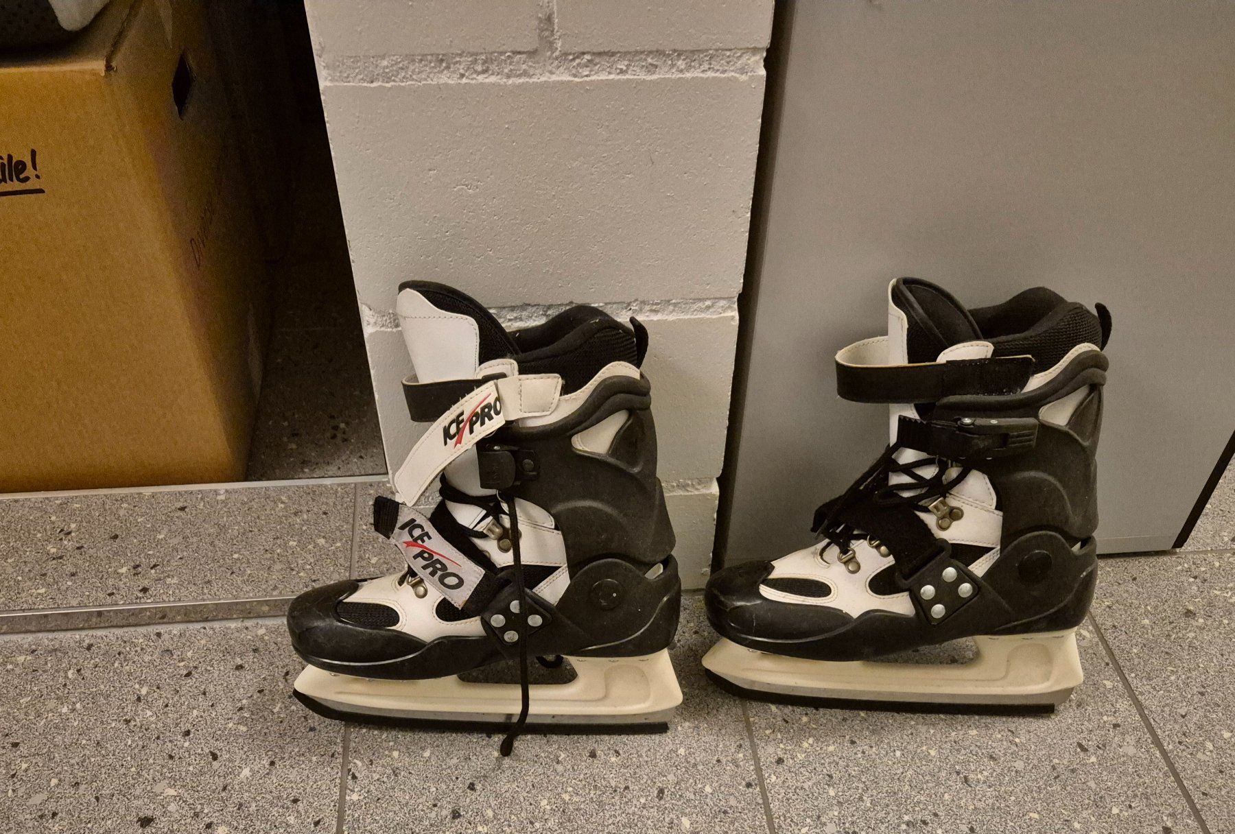 Pattini da ghiaccio: Schlittschuhe Ice Pro, Grösse 37 – Usato da Lohn-Ammannsegg venduto da NikiVibes 1