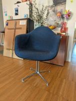 La Fonda Eames Chair (Herman Miller) dunkelblau