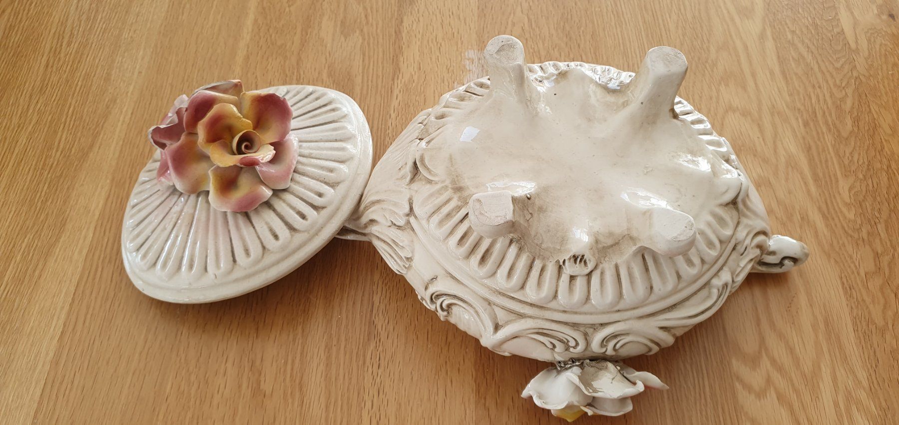 Piatti di portata: Soupière en porcelaine – Difettoso da Moutier venduto da gvmv 3