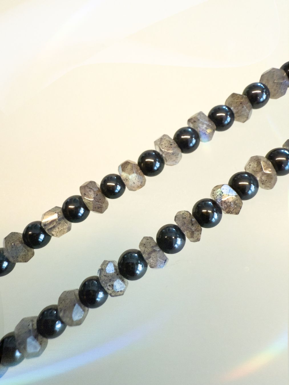 Armbänder & -reifen: Armband aus Labradorit und Onyx – Neu und originalverpackt aus Schindellegi von MoonAmber.schmuck 1