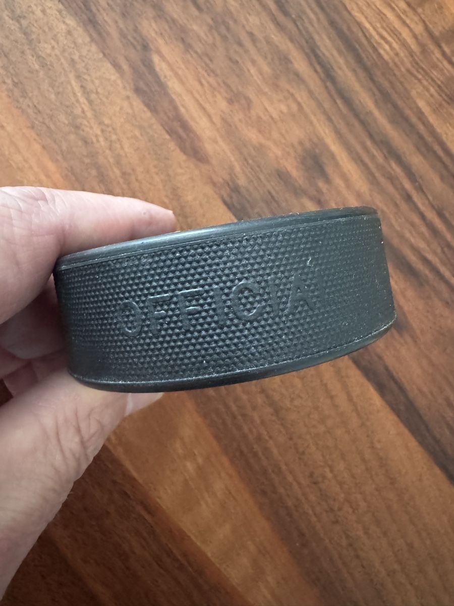 Palloni: Eishockey Puck selten mit Autogramm  – Usato da Sursee venduto da Dersempacher 1