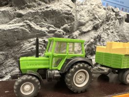 Wiking Deutz-Fahr DX 4.70 Traktor mit Heuballen-Anhänger