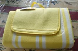 Couverture de pique-nique jaune et blanche, neuve!
