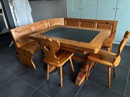 Schiefertisch und Eckbank mit 2 Stühlen