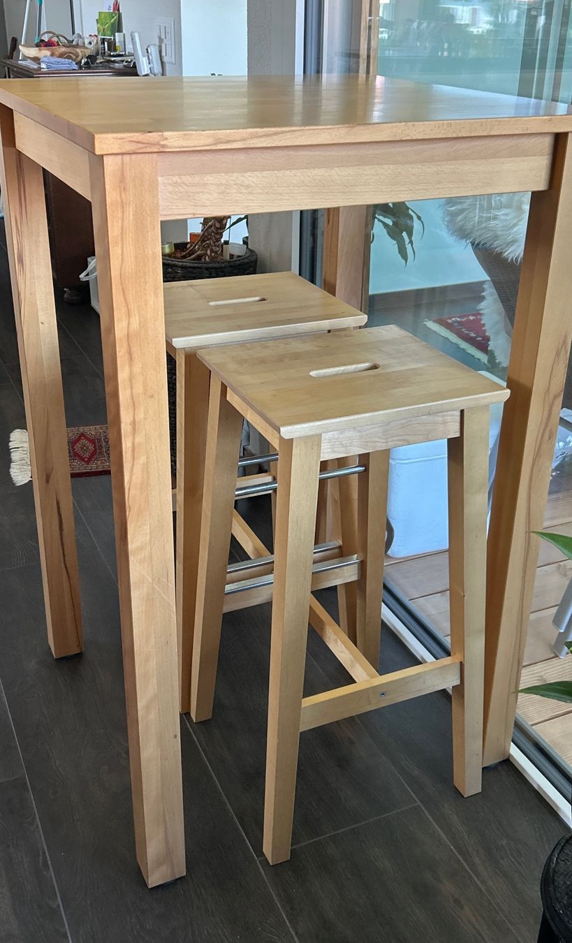 Set de table et chaises: Bartisch mit 2 Hockern – D'occasion à Fraubrunnen par Nicky024 5