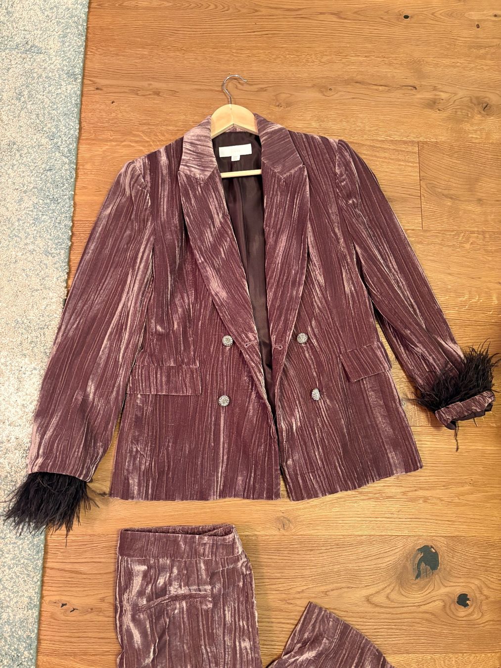 Zara Completi & Tailleur: Samt-Anzug mit Federn, Grösse M Neuwertig! – Usato da Gutenswil venduto da mse_hbj5 2