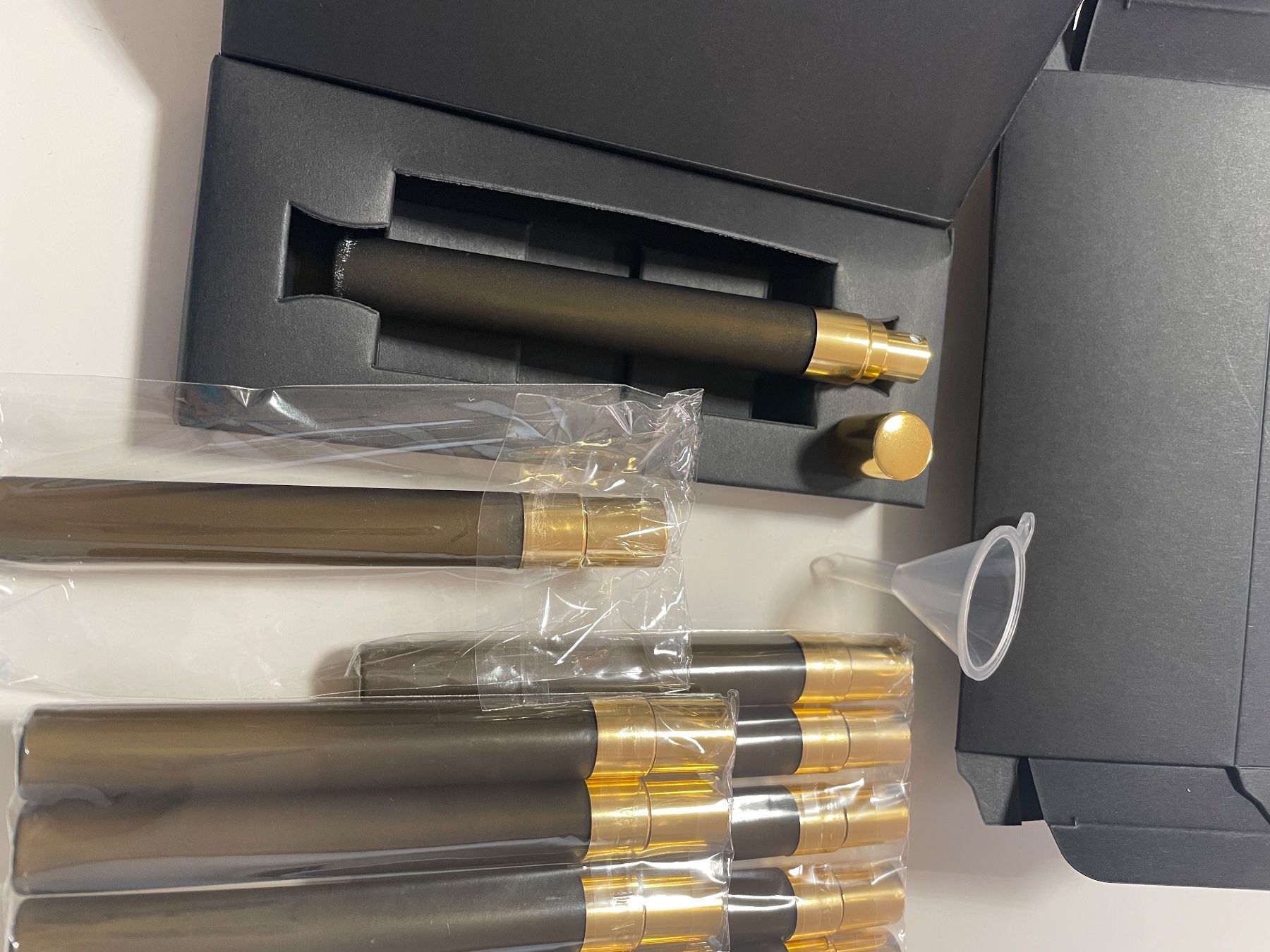 Huiles essentielles: Edle Parfüm oder ätherisches Öl Spray aus Glas mit Verpackun – Neuf (Voir description) à Obfelden par 3zwerge 1