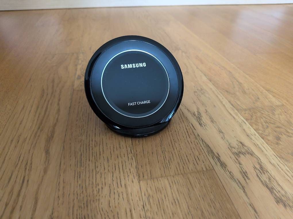 Caricabatterie: Samsung Wireless Charger EP-NG930 – Usato da Luzern venduto da distract