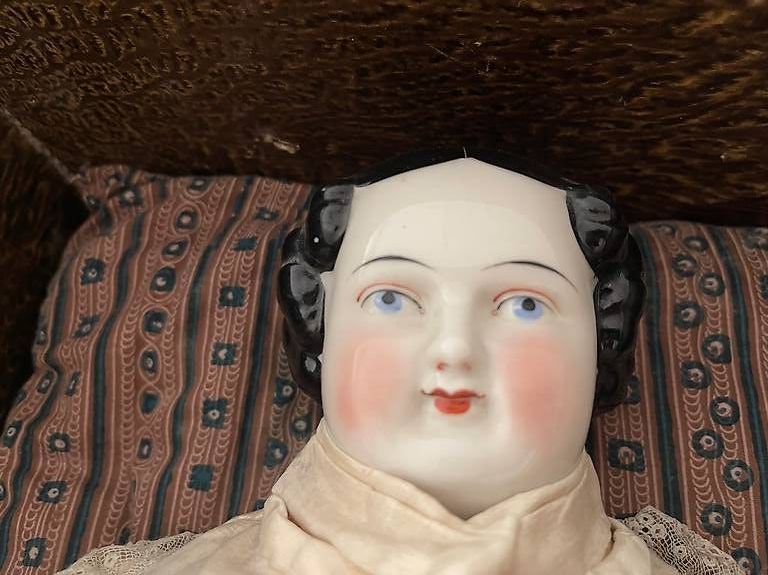 Bambole: Antike Porzellan Puppe mit Truhe – Usato da Schaffhausen venduto da stregina